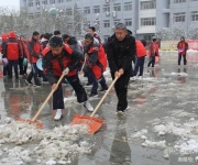 掃雪護(hù)行 情暖云東——我校組織進(jìn)行清掃校園積雪活動(dòng)